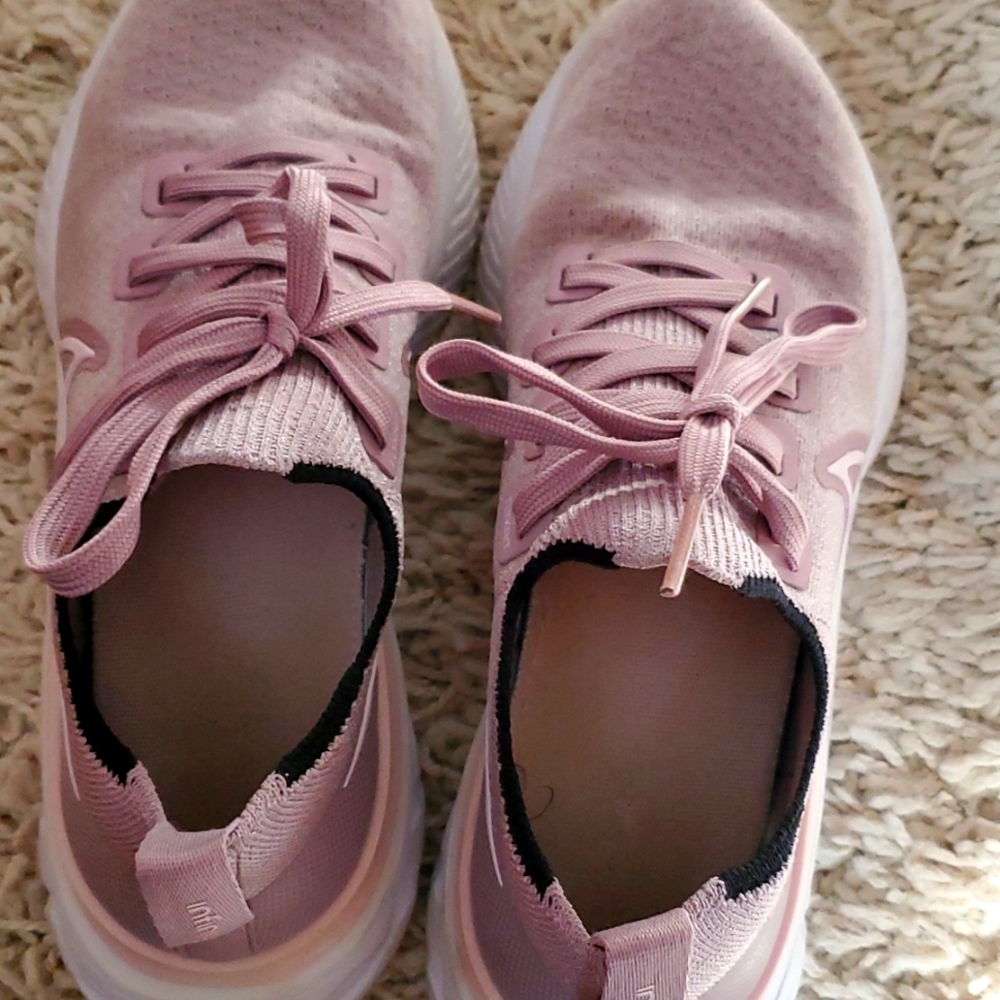 Nike size 6.5 pink/mauve react good condition